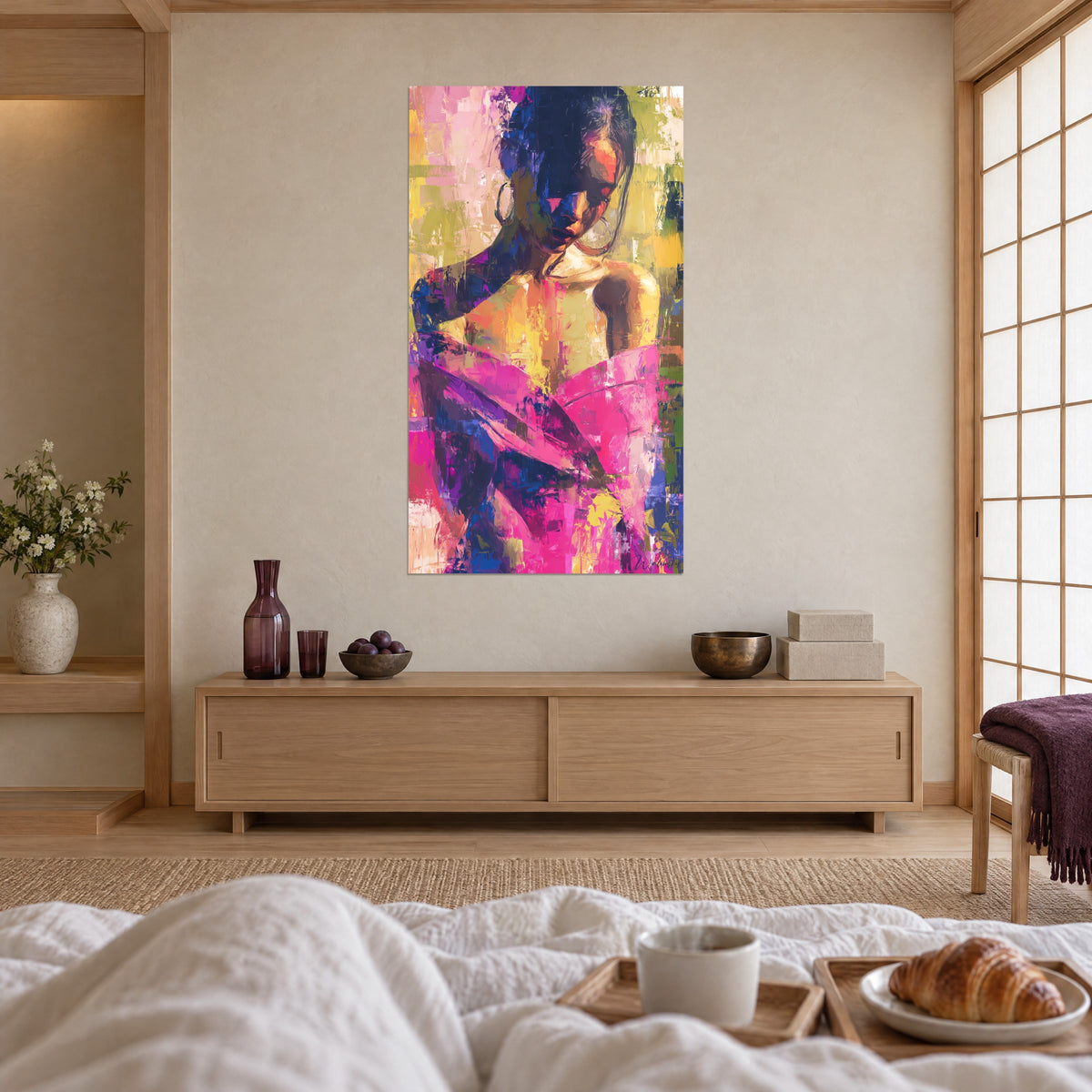 Tableau visage penché, boucles d'oreilles créoles, épaule ocre et drapé magenta en empâtements, au-dessus d'un lit dans une chambre claire