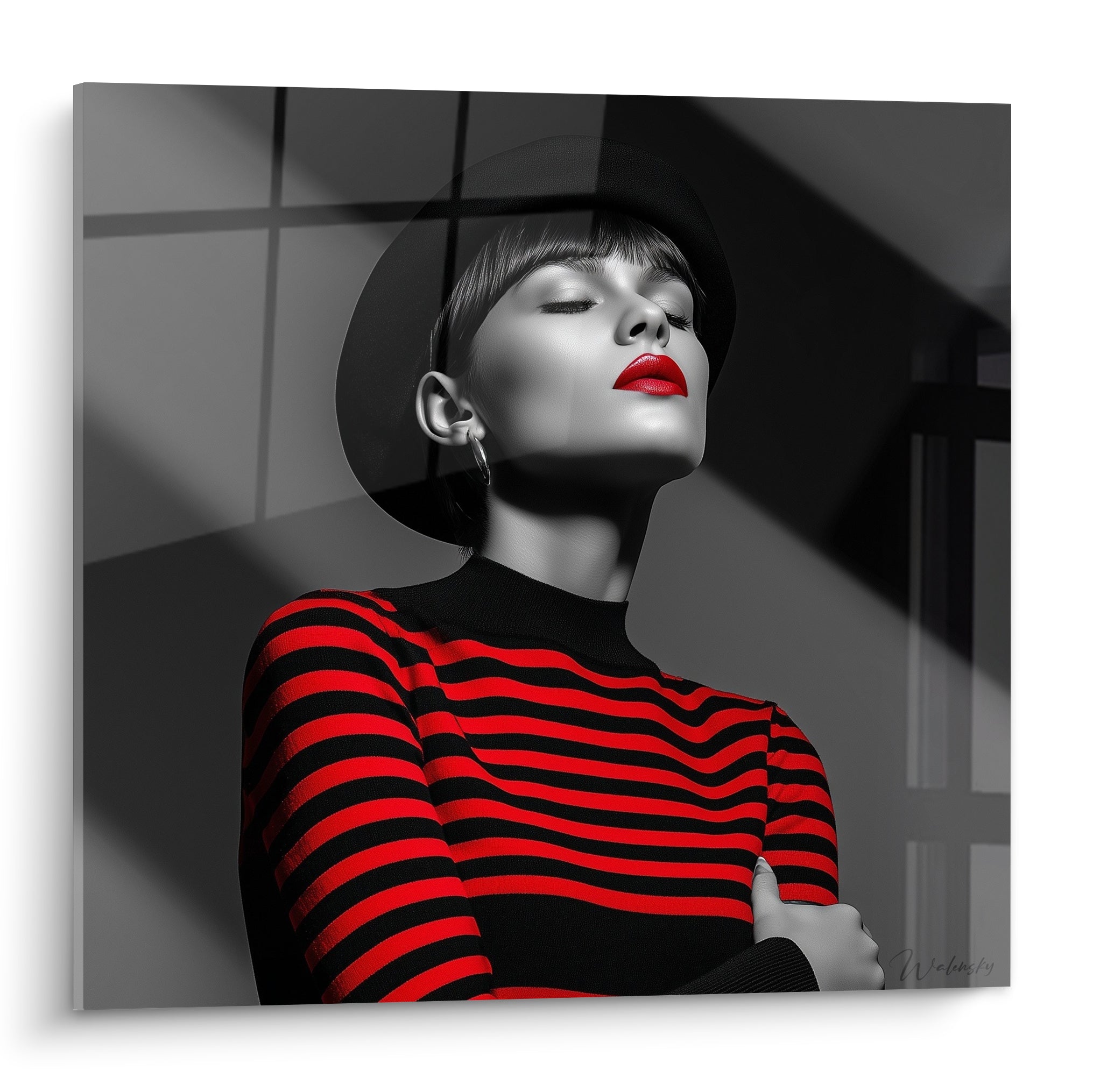 Portrait Mode vintage : femme au chapeau noir, lèvres rouges et pull rayé rouge et noir