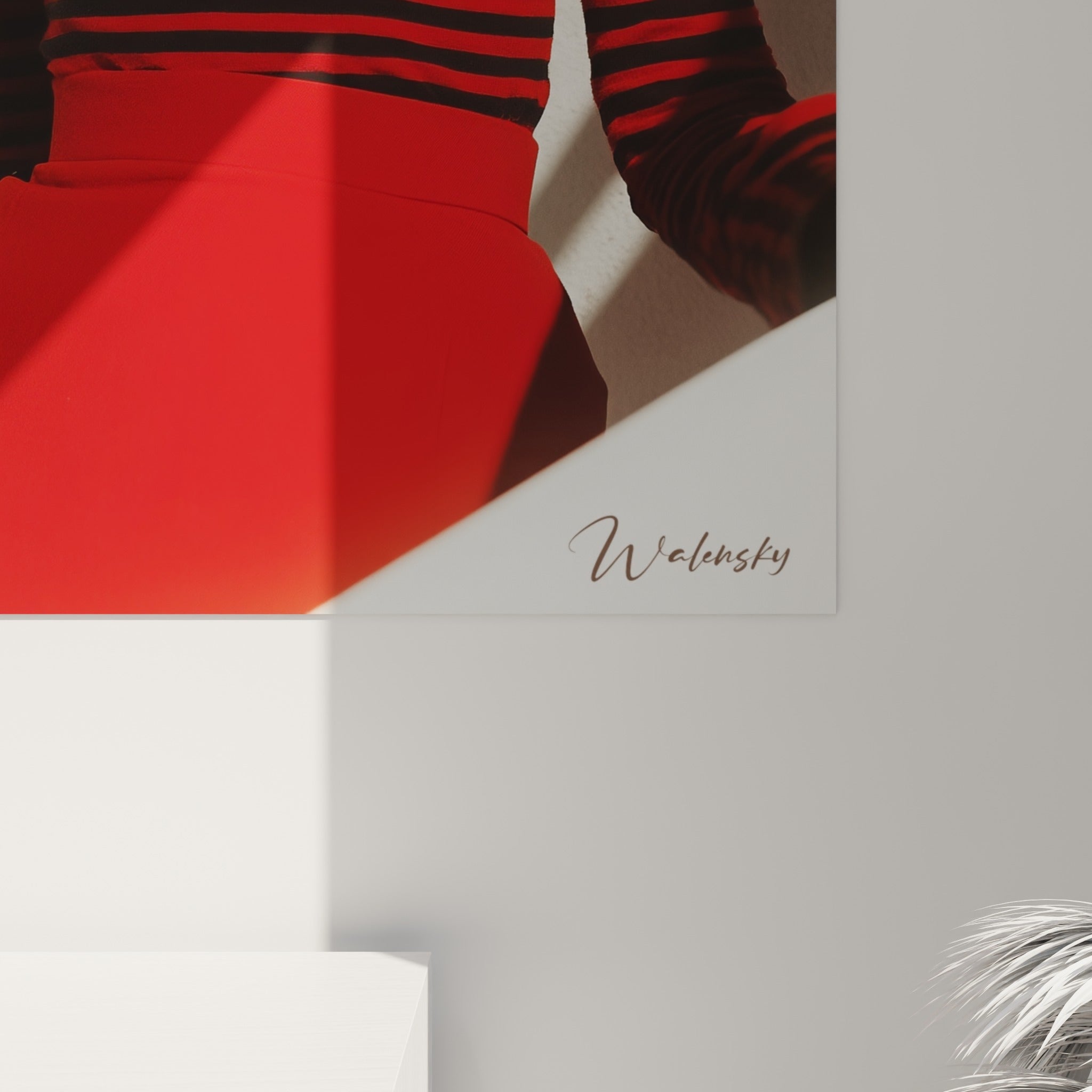 Détail de l'impression montrant le grain du rouge vif et les nuances d'ombre bleu marine sur la façade