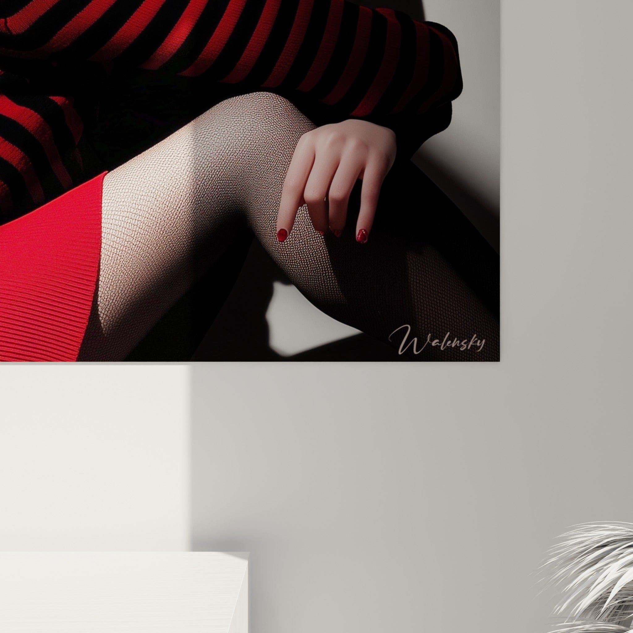 Détail des rayures rouges et noires et du grain de l'impression sur la toile accrochée