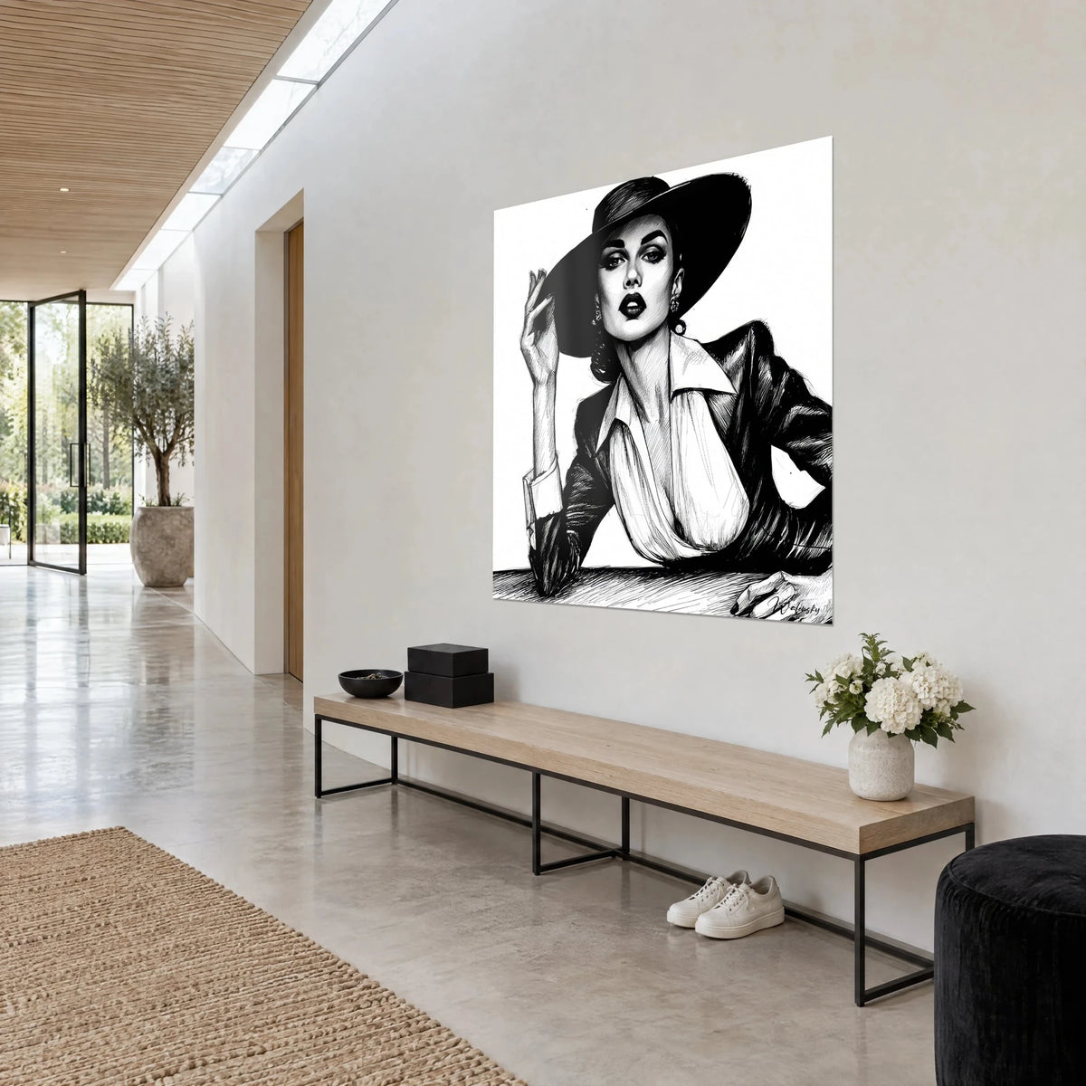 Quadro di un ritratto di moda vintage in bianco e nero, mano guantata sollevata sulla tesa del cappello, tratteggi a inchiostro, su una parete bianca del corridoio