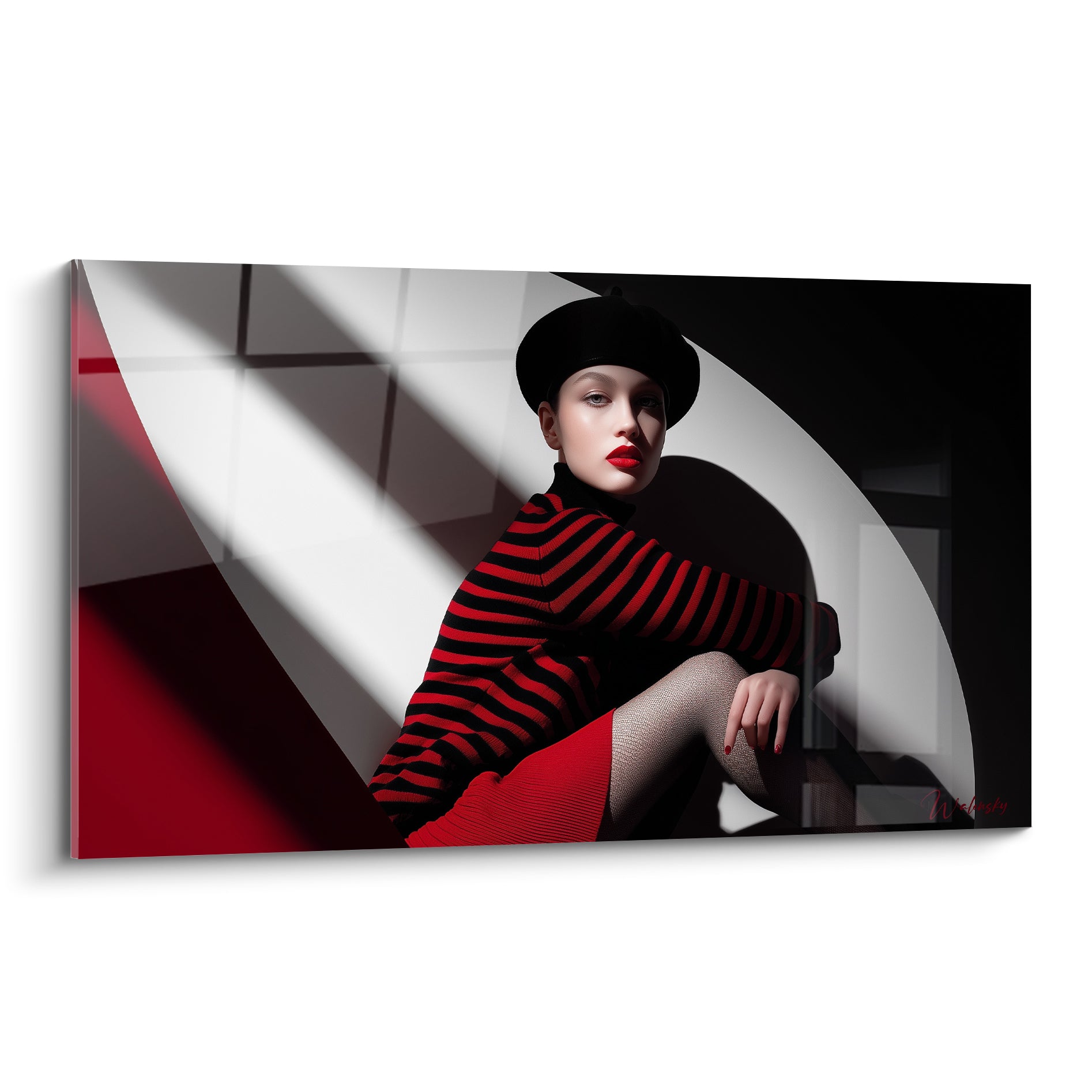Femme assise en béret noir et pull rayé rouge et noir, décor géométrique contrasté