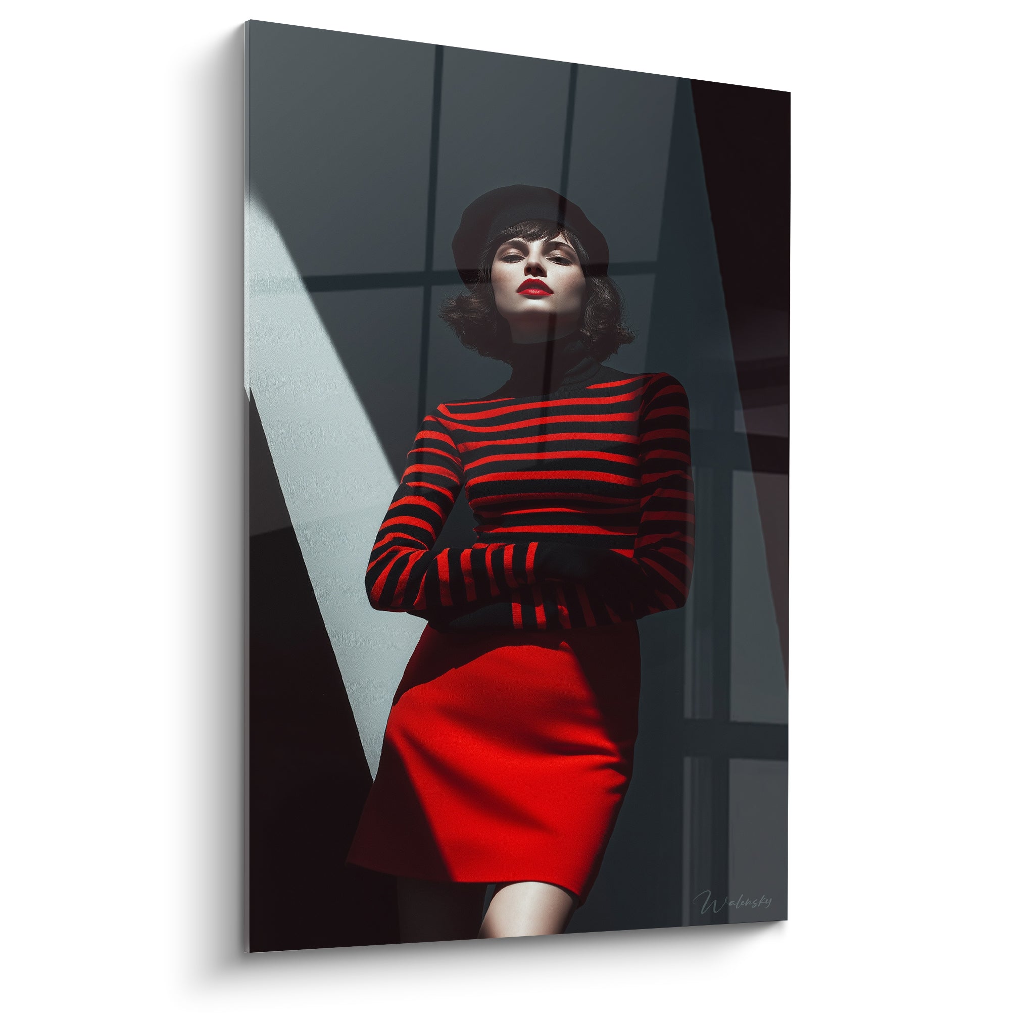 Silhouette au béret noir et jupe rouge vif, pull rayé, fond anthracite structuré en diagonale