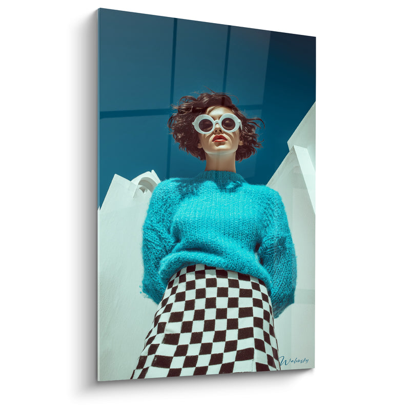 Tableau Femme lunettes rondes pull turquoise et jupe échiquier - Audace citadine - Edition Mode vintage