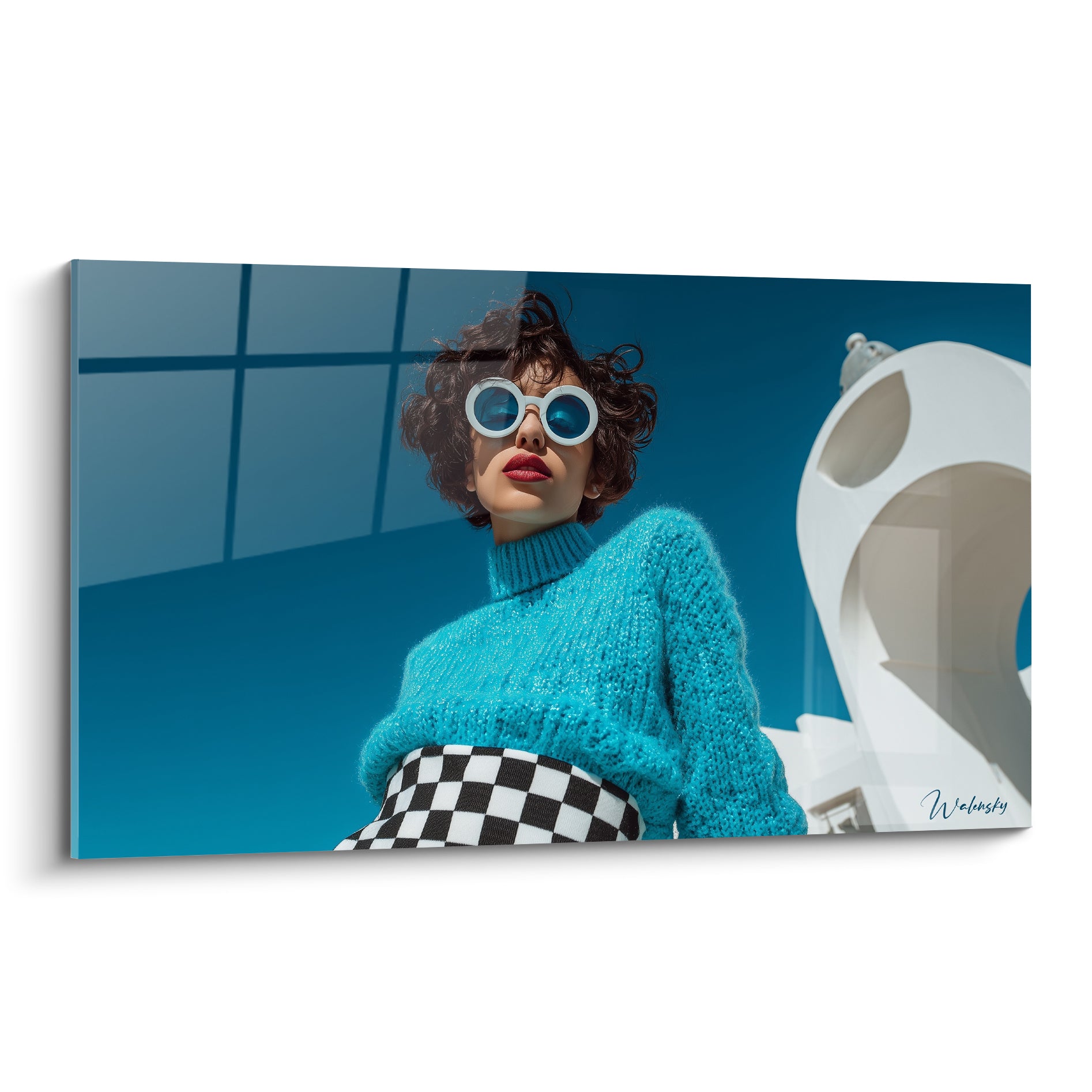 Femme aux lunettes rondes bleues et pull turquoise, lèvres rouges, fond bleu marine architectural