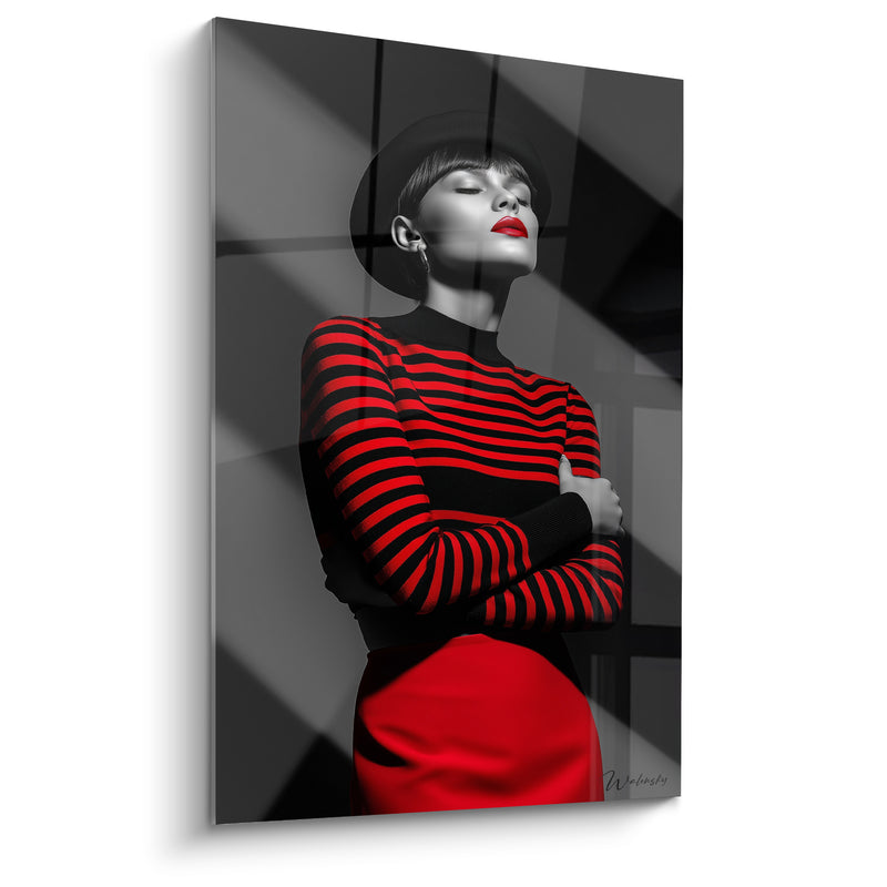 Tableau Chapeau noir et jupe rouge yeux clos - Boucle d'oreille argentée - Edition Mode vintage