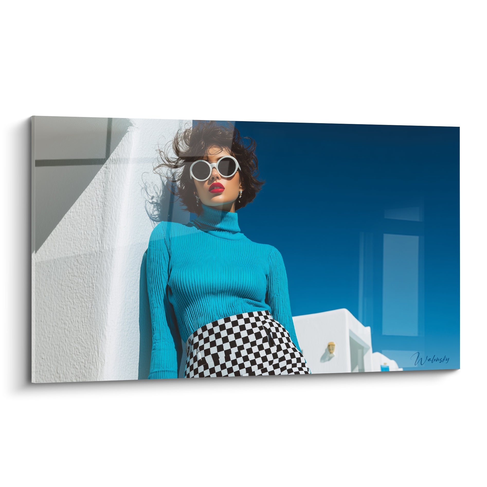 Femme en pull turquoise et jupe damier noir et blanc, tableau Mode vintage aux tons bleu marine