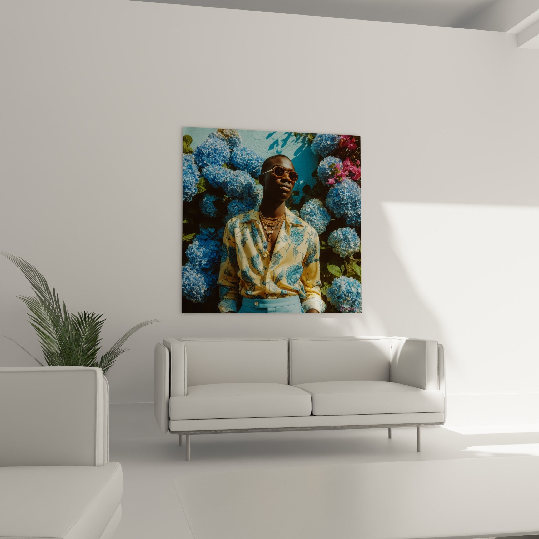 Chemise florale jaune et bleu turquoise accrochée au-dessus d'un canapé dans un salon lumineux