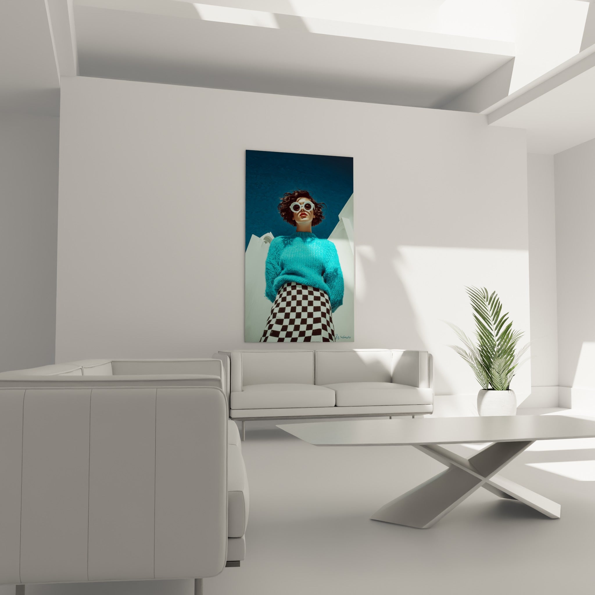 Portrait bleu marine et turquoise à l'allure rétro affirmée au-dessus d'un canapé dans un salon lumineux