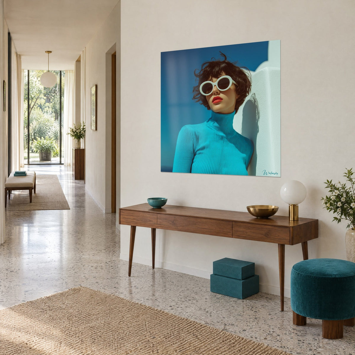 Tableau portrait mode vintage, cheveux bruns ébouriffés, pull côtelé turquoise et mur blanc chaulé, au-dessus d'une console en bois