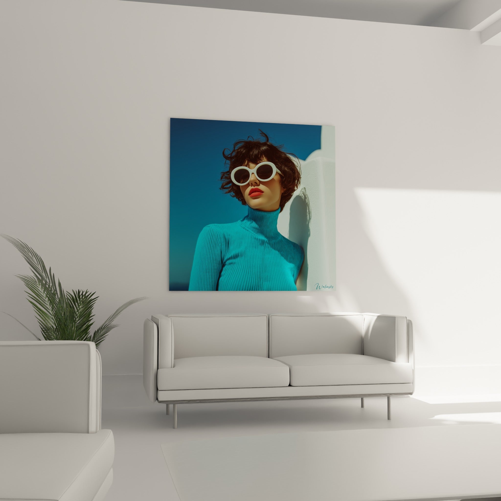 Silhouette au col roulé turquoise et lunettes blanches, lèvres rouges, au-dessus d'un canapé dans un salon lumineux