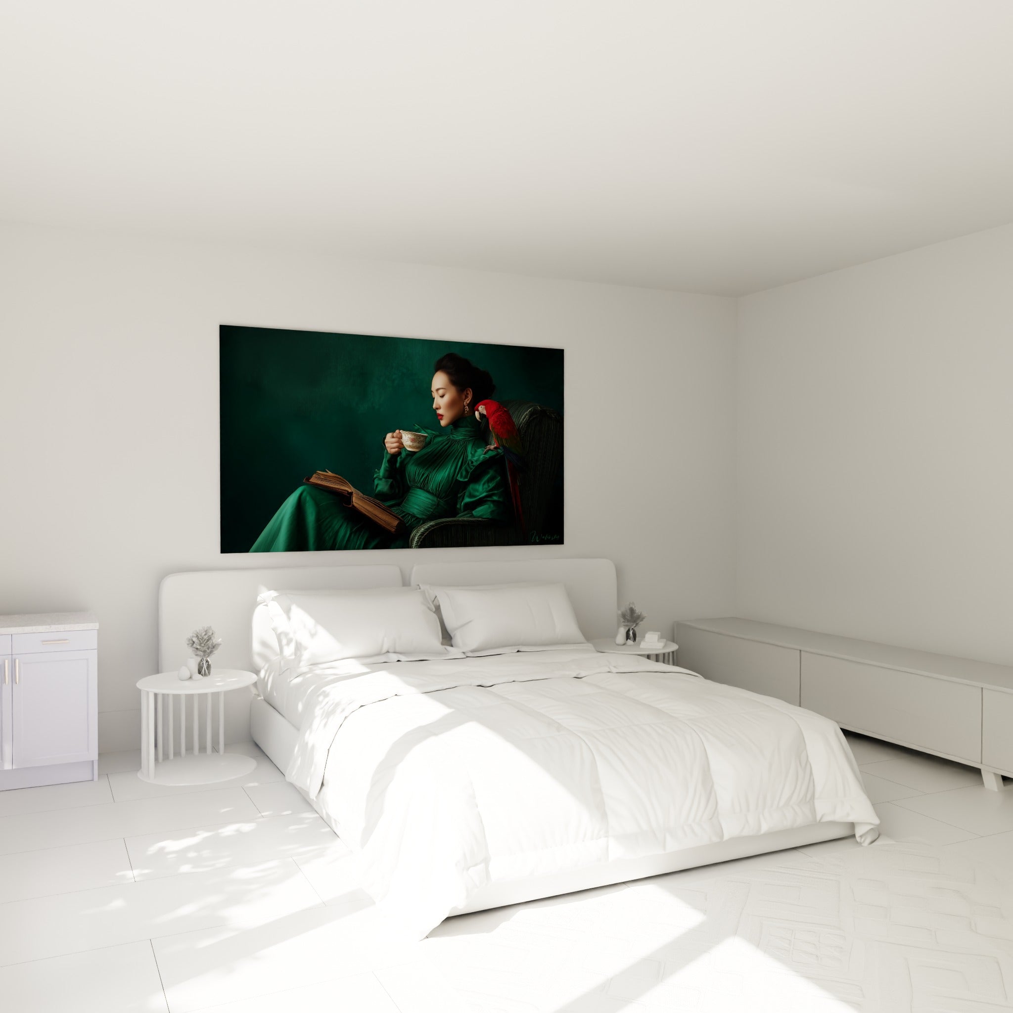 Portrait raffiné vert et rouge d'une liseuse au perroquet, accroché au-dessus d'un lit dans une chambre claire
