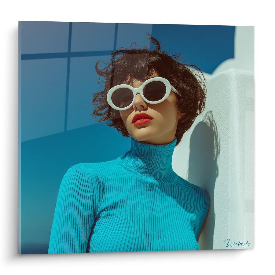 Tableau Femme lunettes blanches col roulé turquoise - Élégance solaire - Edition Mode vintage