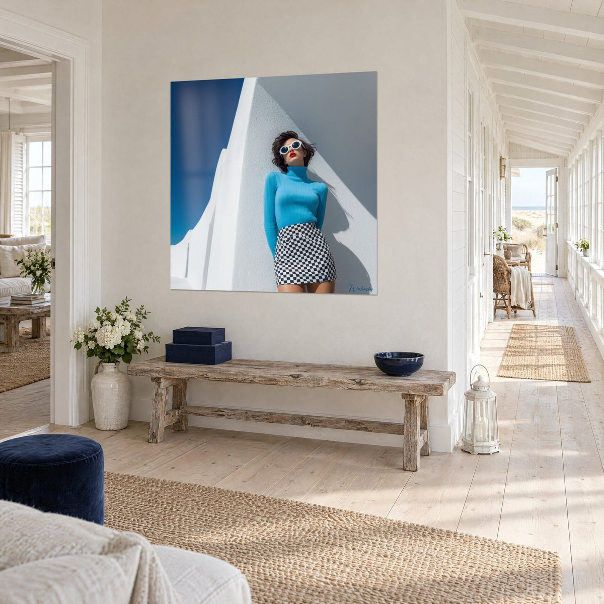 Schilderij van een model in een zwart-wit geruite rok, leunend tegen een witte muur onder een marineblauwe hemel, driekwart aanzicht in een lichte gang