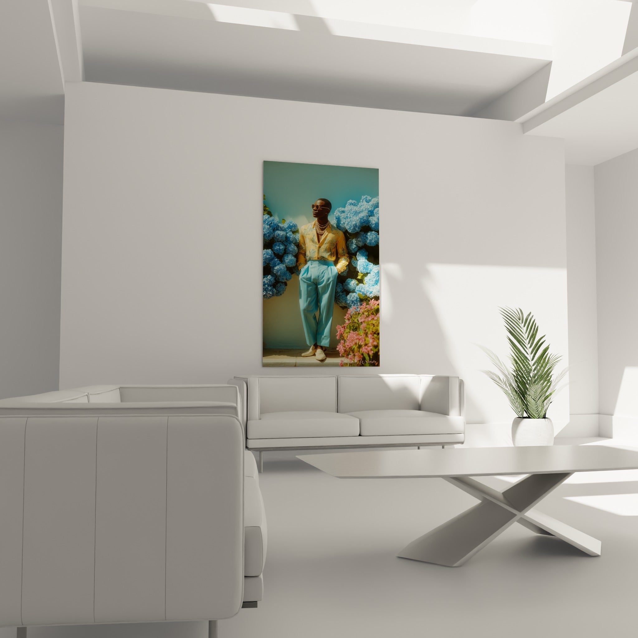Portrait stylisé jaune pâle et bleu ciel entouré de fleurs, accroché au-dessus d'un canapé dans un salon lumineux