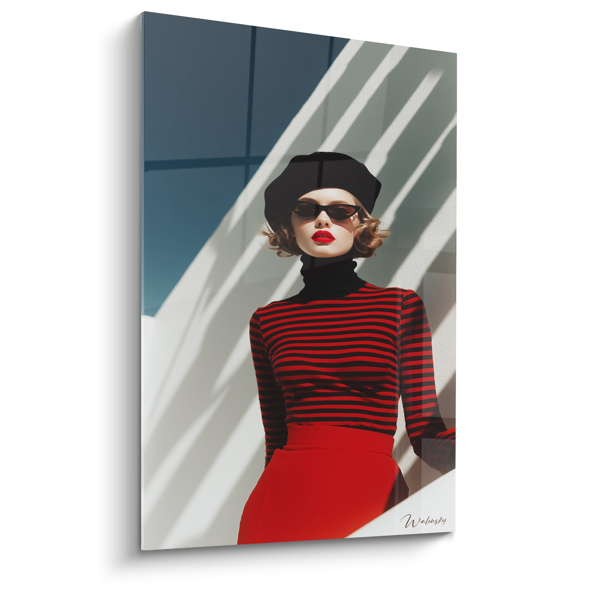 Élégante en béret noir et rayures rouge et noir, regard assuré derrière des lunettes fumées