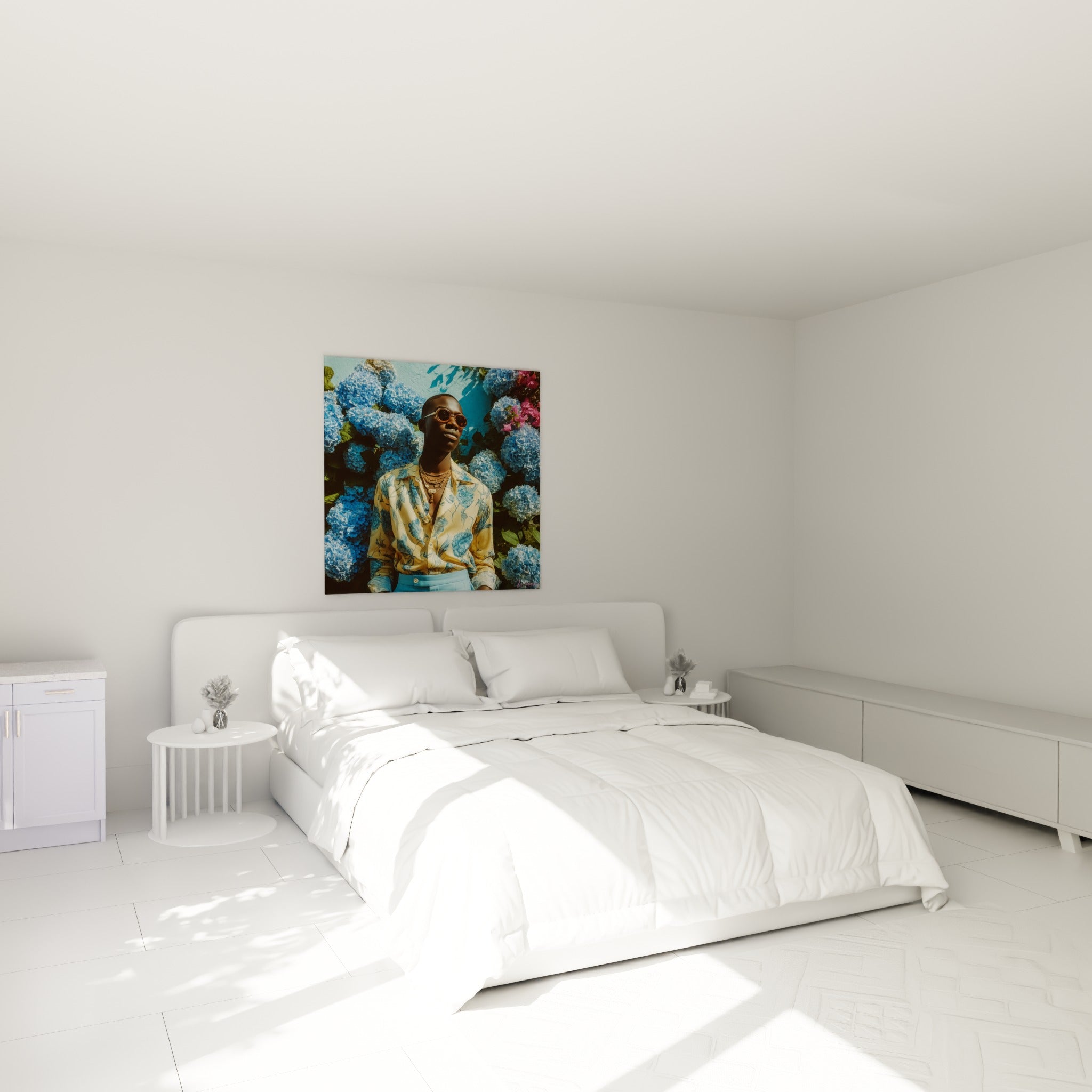Portrait fleuri jaune et bleu marine accroché au-dessus d'un lit dans une chambre claire