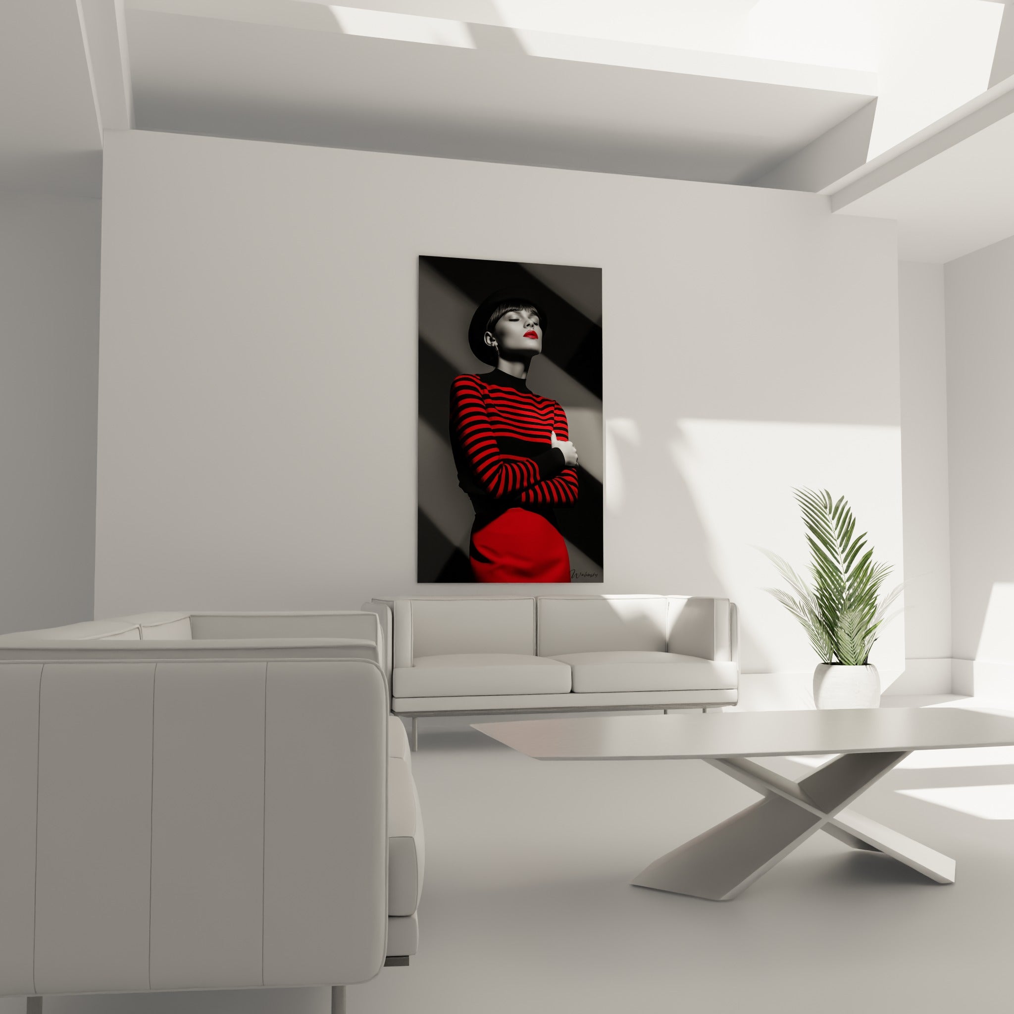 Portrait contrasté aux rayures rouges et noires suspendu au-dessus d'un canapé dans un salon lumineux