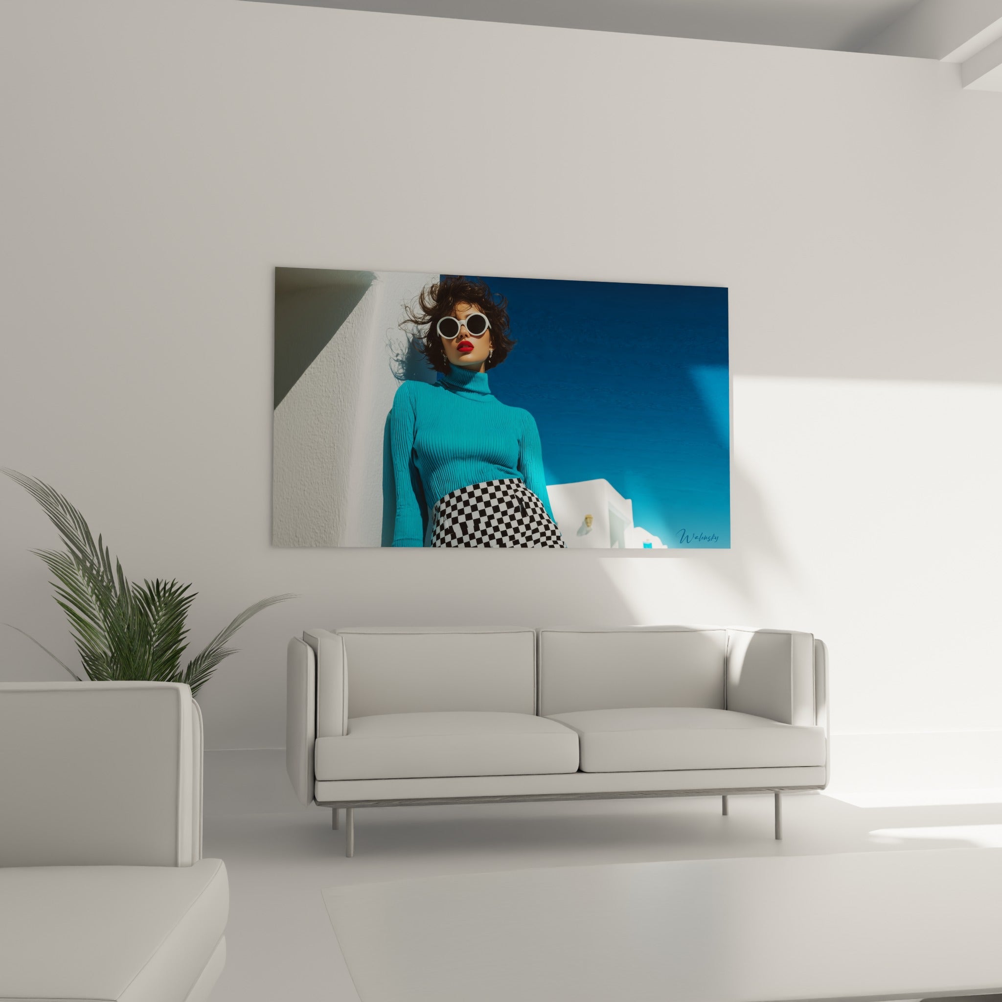 Portrait féminin lèvres rouges et fond bleu marine, tableau Mode vintage au-dessus d'un canapé dans un salon lumineux