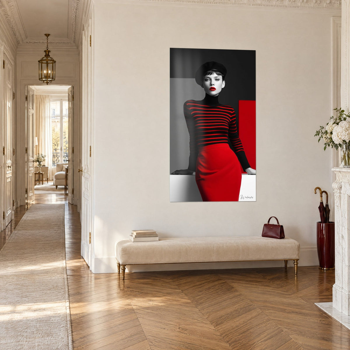 Gemälde eleganter Frauenporträt mit roten Lippen, schwarzer Baskenmütze, scharlachrotem Etuikleid, im Hintergrund eines Haussmann-Flurs