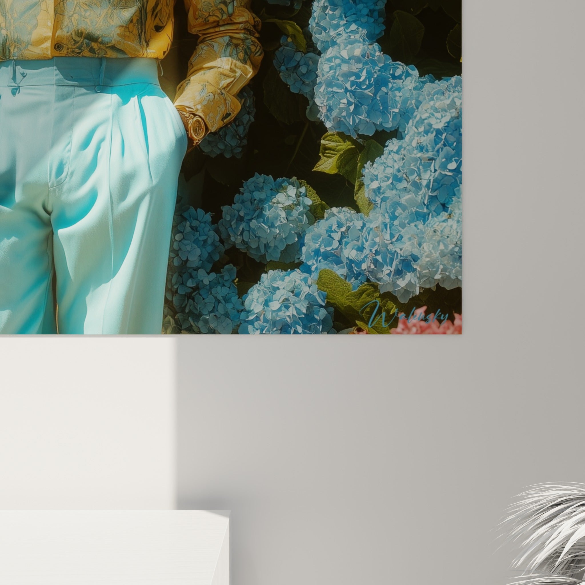 Détail de l'impression montrant les nuances de bleu des hortensias et le grain doré de la chemise