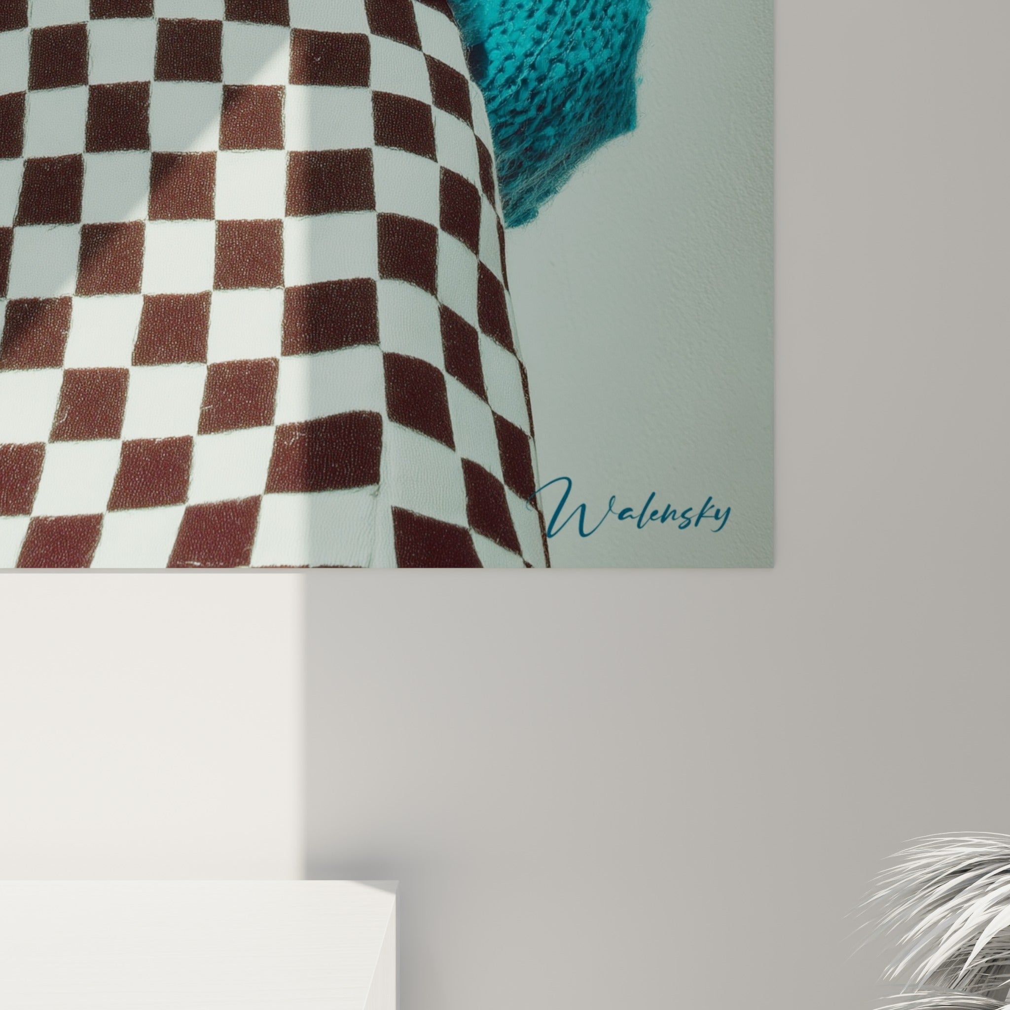 Grain de l'impression révélant les mailles du pull turquoise et le motif échiquier noir et blanc de la jupe