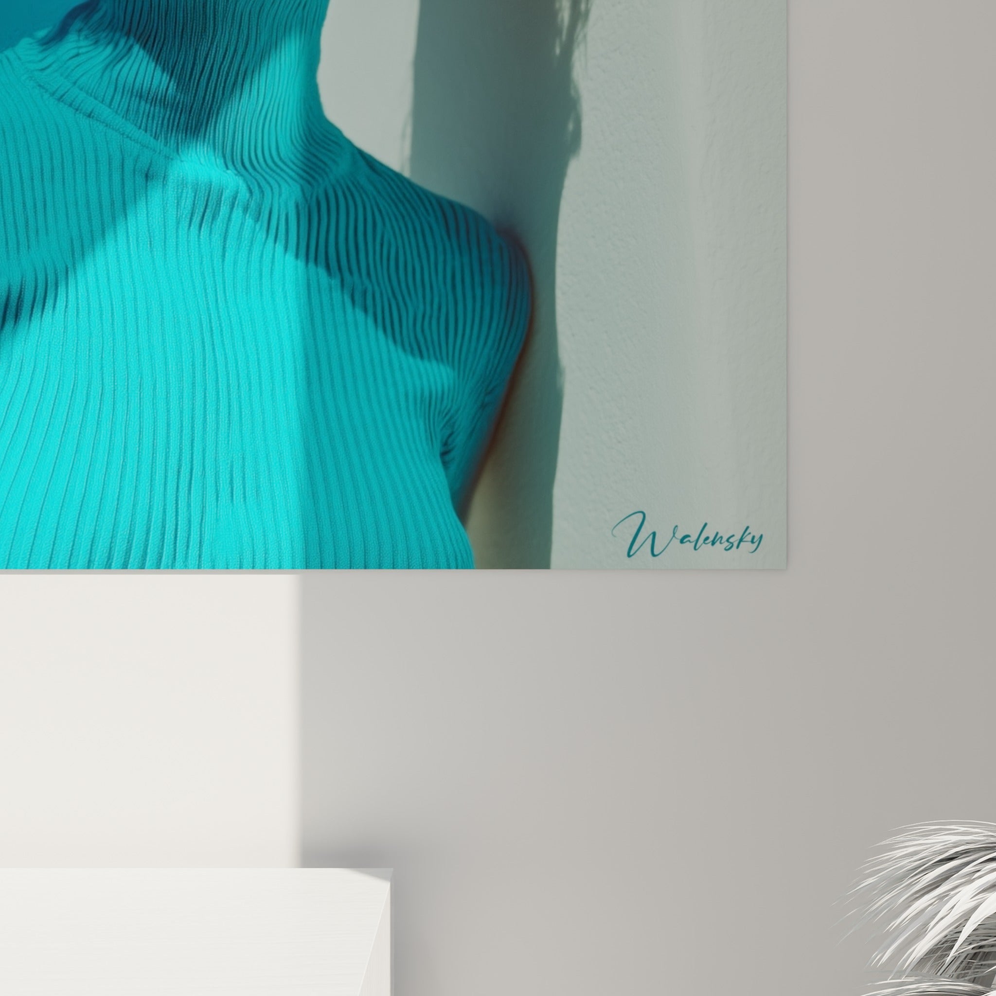 Grain de l'impression révélant les mailles du col roulé turquoise et les reflets du bleu marine en gros plan