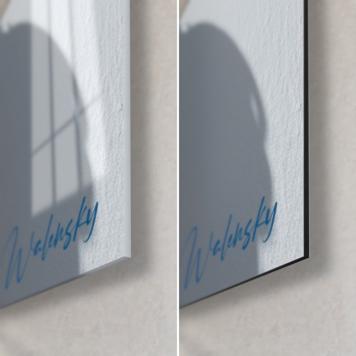 Schilderij van een portret in een turquoise coltrui, rechtsonder: glanzend glas dat links het licht weerkaatst, mat Dibond met zwarte rand rechts