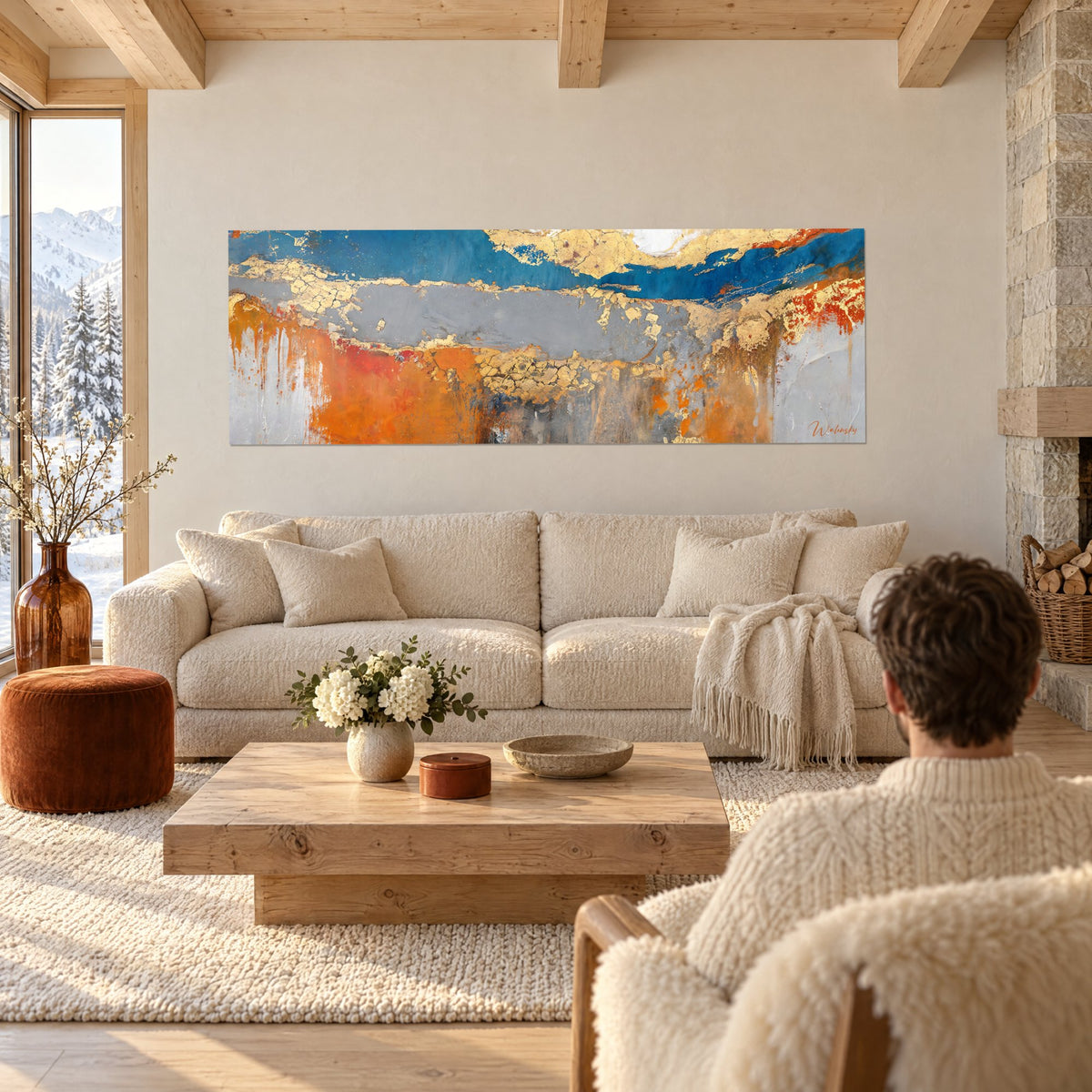 Panoramisches abstraktes Gemälde in Blau und Orange mit goldenen Adern, zwei Personen von hinten über einem Sofa in einem hellen Wohnzimmer