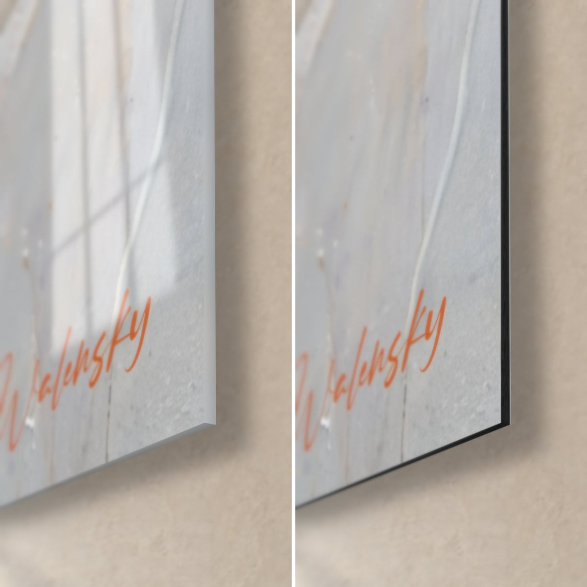Goldener Horizont mit orangefarbenen Laufspuren, untere rechte Ecke: glänzendes Acrylglas links, mattes graues Dibond rechts, schwarze Kante