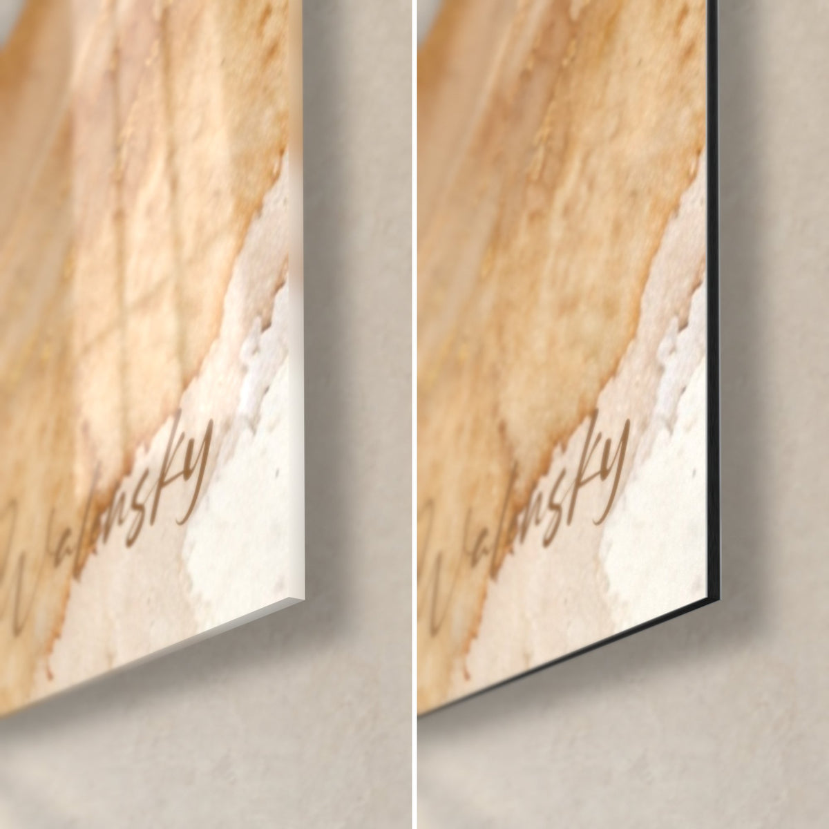 Tableau vagues dorées abstraites, coin bas droit : verre acrylique brillant à gauche, alu Dibond mat à droite, tranche noire de 3 mm