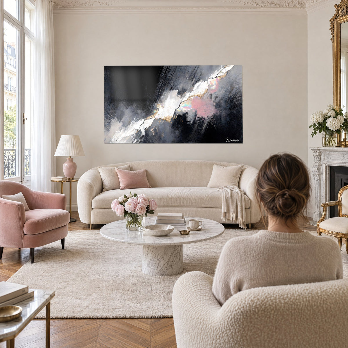 Schilderij witte breuk met gouden littekens op een antracietkleurige achtergrond, poederroze toetsen, boven een bank in een lichte woonkamer