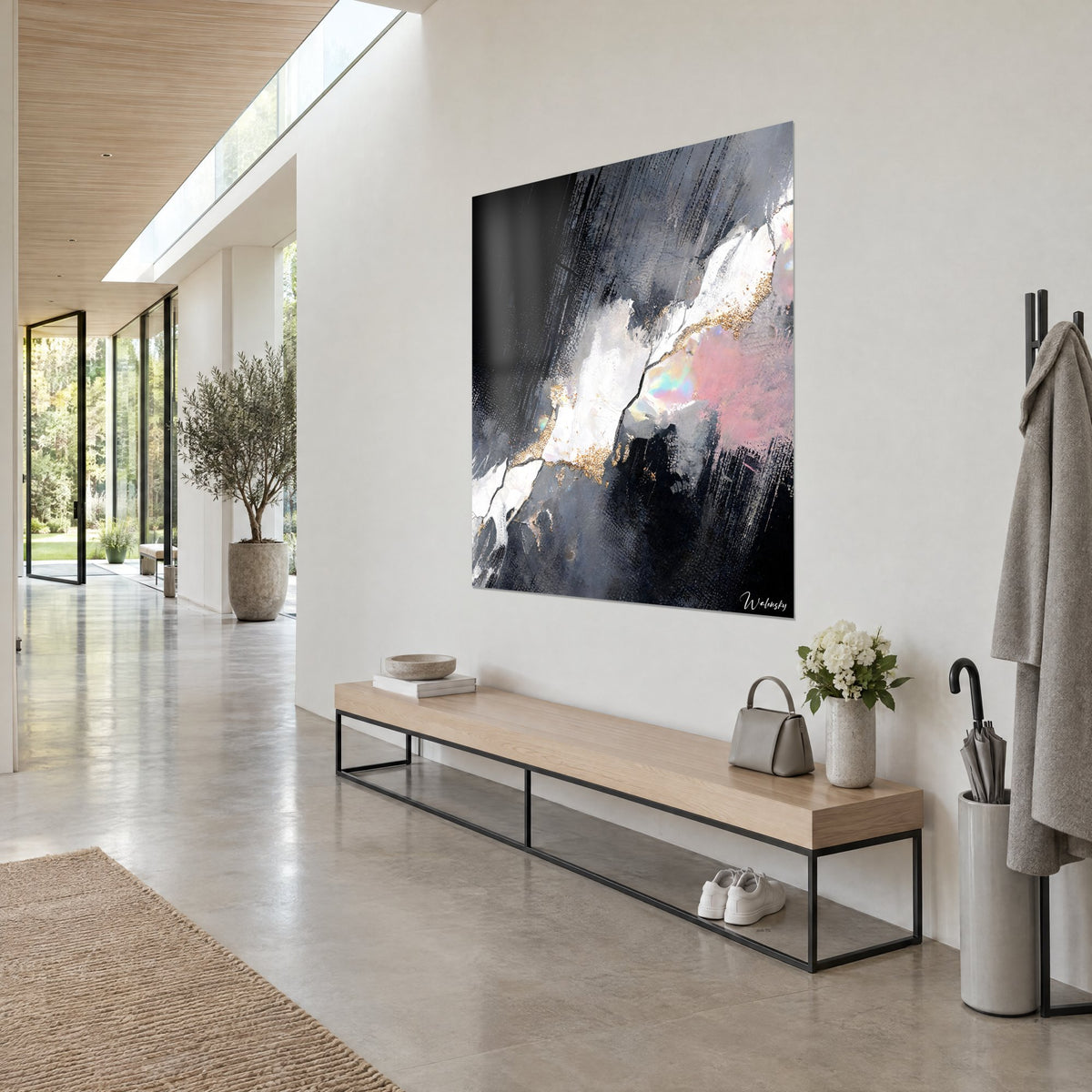Tableau fissure diagonale blanche veinée d'or sur fond noir charbon et rose poudré, mur clair, console en bois et laiton