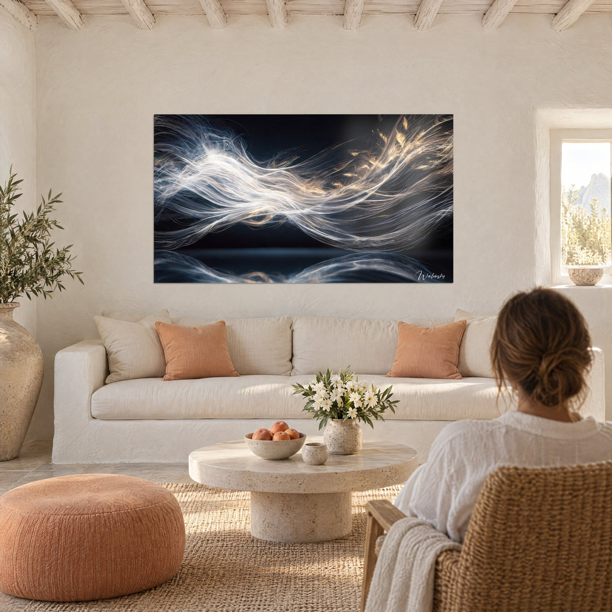 Tableau filaments lumineux blancs et dorés ondulant sur fond noir, reflet bleuté, au-dessus d'un canapé dans un salon lumineux