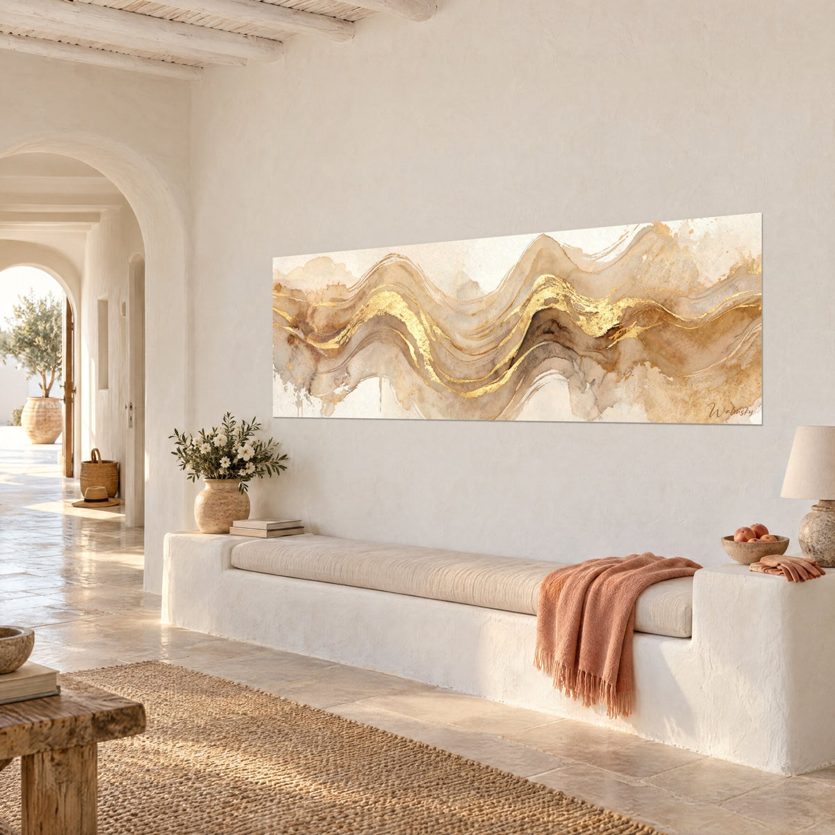 Tableau flux minéral aux reflets d'or et de sable, lavis ocre fondus, accroché au-dessus d'une banquette en pierre blanche