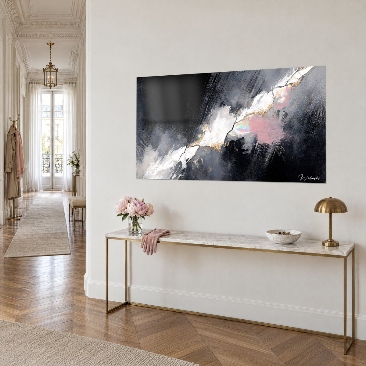 Schilderij parelmoeren breuk die diagonaal over het doek loopt, diepzwart en parelgrijs, boven een gouden console
