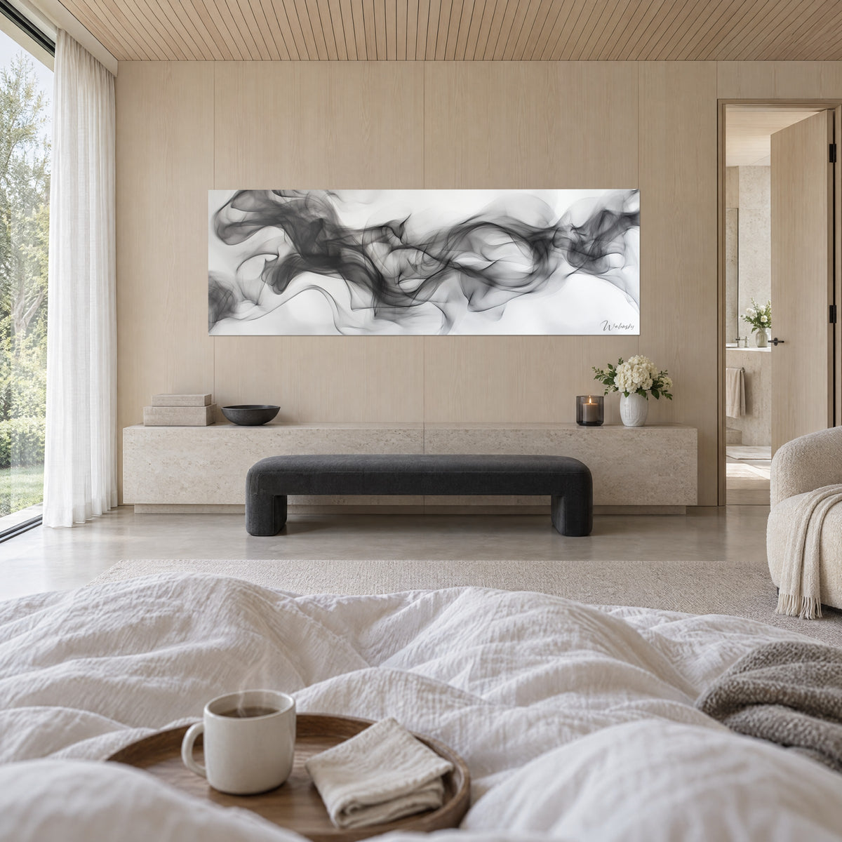 Cuadro de humo abstracto gris antracita y blanco marfil, remolinos ligeros, encima de una cama en un dormitorio luminoso