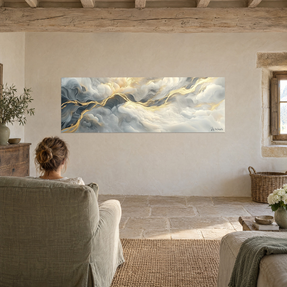 Tableau mer de nuages ivoire et or, longues veines dorées, contemplé par une femme de dos dans un fauteuil sauge, maison de pierre