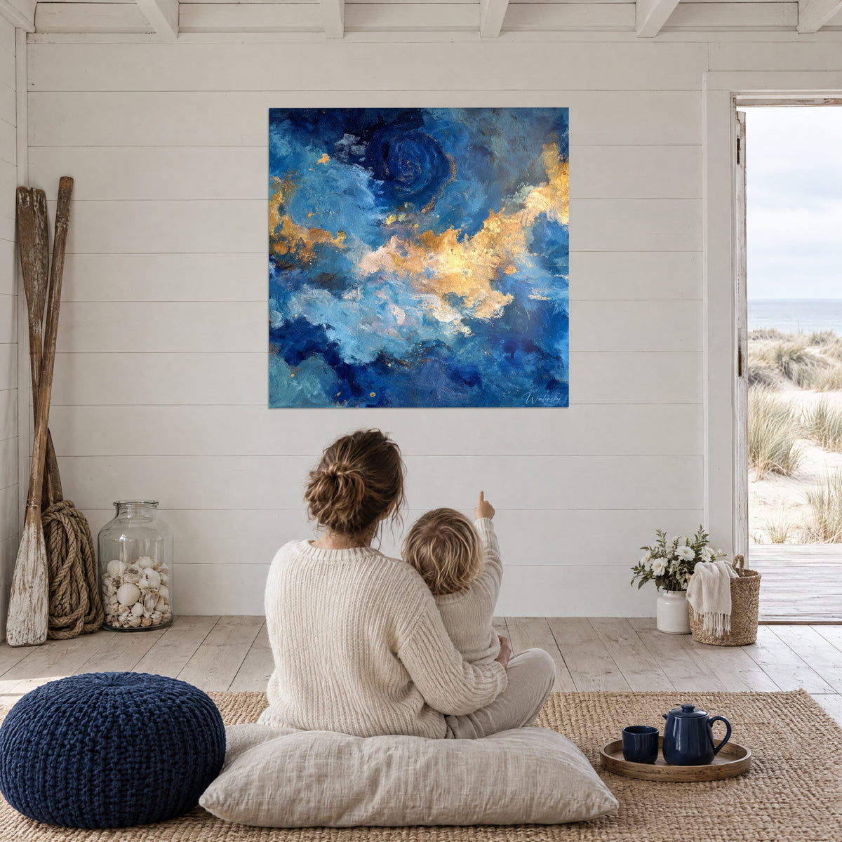 Schilderij hemelse abstractie in ultramarijn met goudaccenten, aan de witte muur van een lichte kamer die uitkijkt op de duin