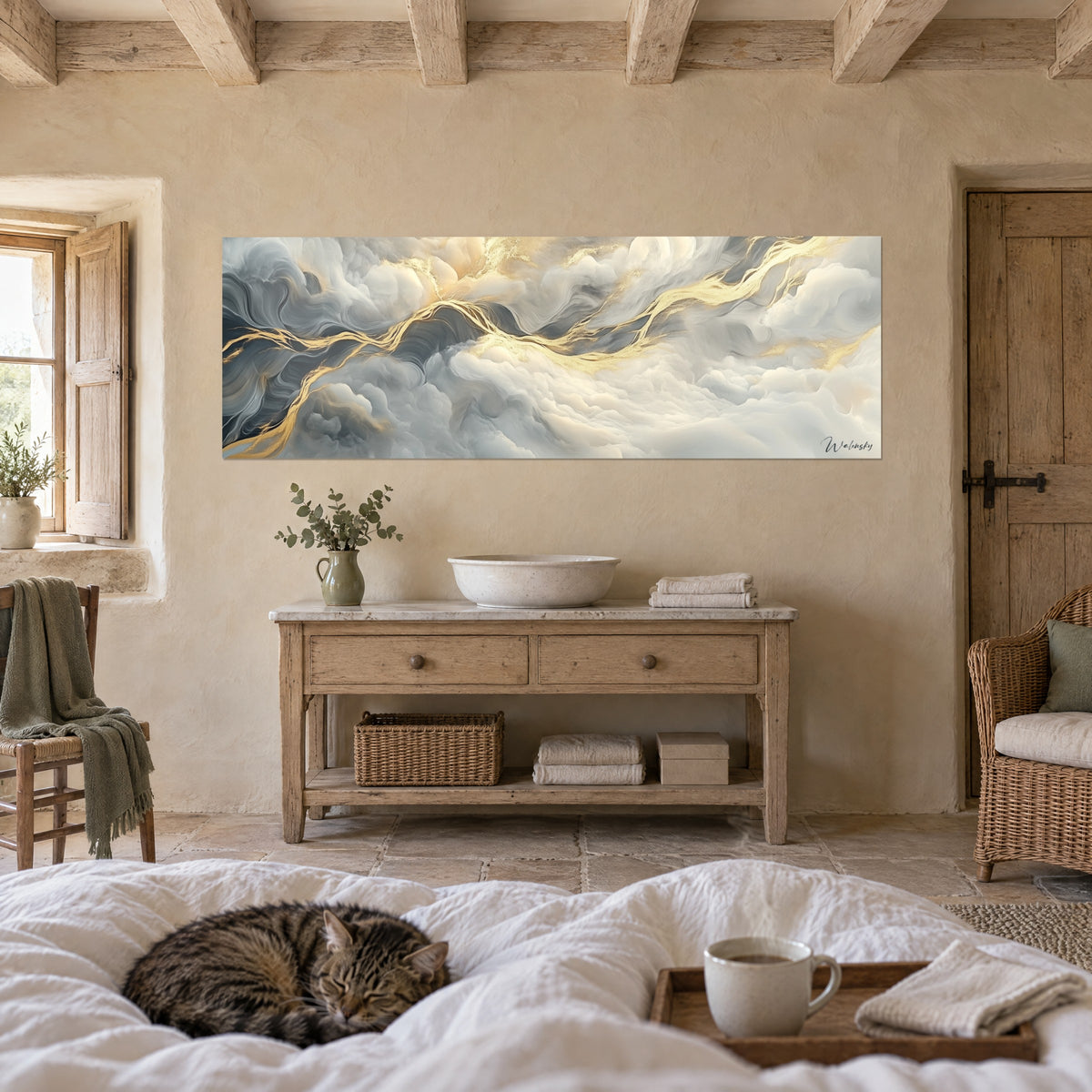 Tableau ciel orageux perle et doré, panoramique, regardé par une femme de dos et un chat tigré au-dessus d'un lit dans une chambre claire