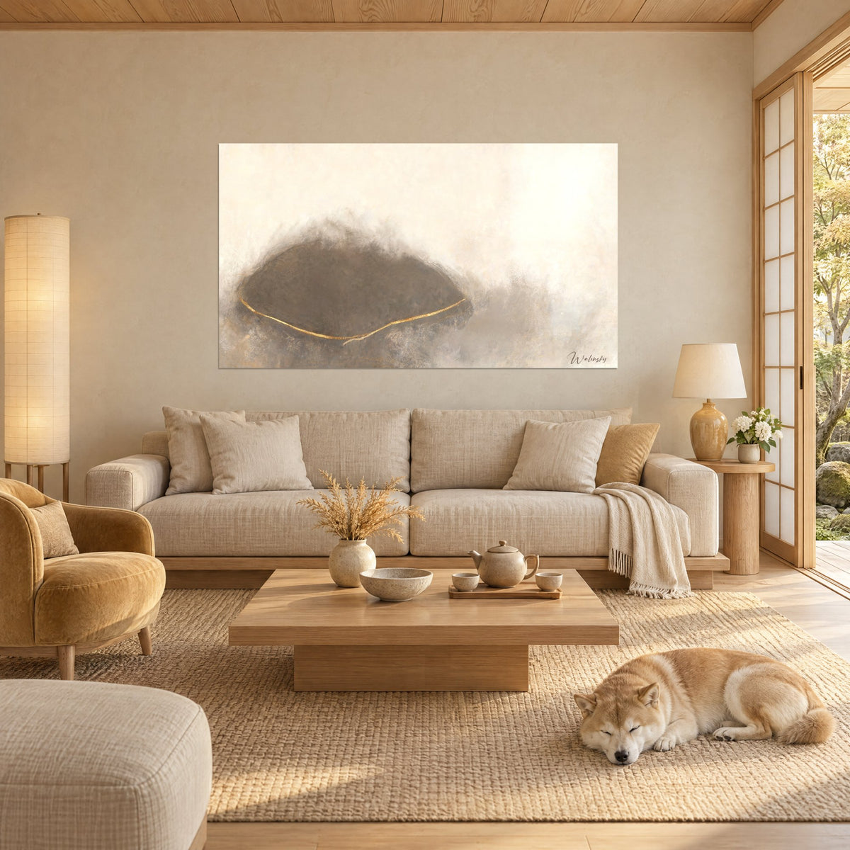 Tableau forme ovale anthracite fissurée d'une veine dorée sur fond crème brumeux, Shiba endormi, au-dessus d'un canapé dans un salon lumineux