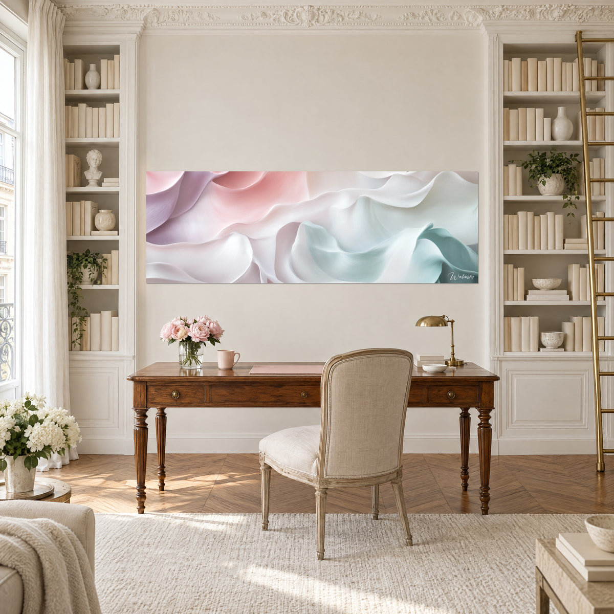 Schilderij van witte en roze voile-bloemkelken met lichtturquoise accenten, boven een houten bureau tussen twee boekenkasten