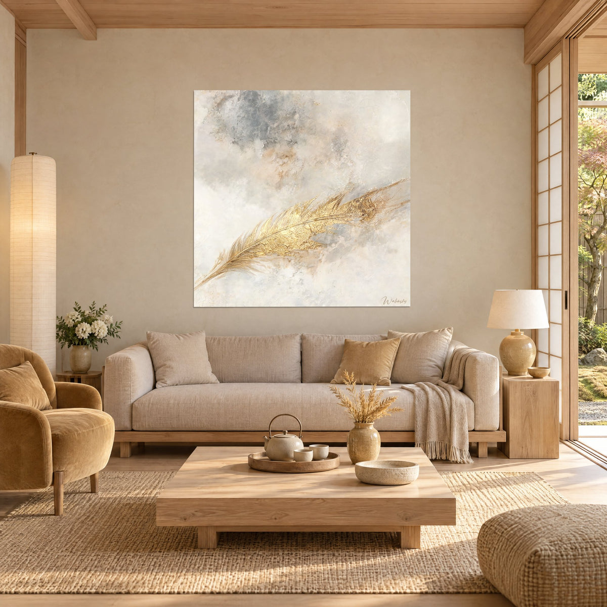Tableau plume dorée aux nervures craquelées sur fond ivoire et gris bleuté, au-dessus d'un canapé dans un salon lumineux