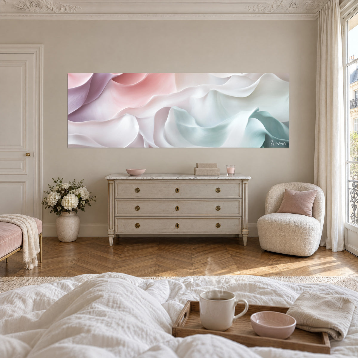 Schilderij van satijnen plooien in lila, roze en crèmewit, boven een bed in een lichte slaapkamer