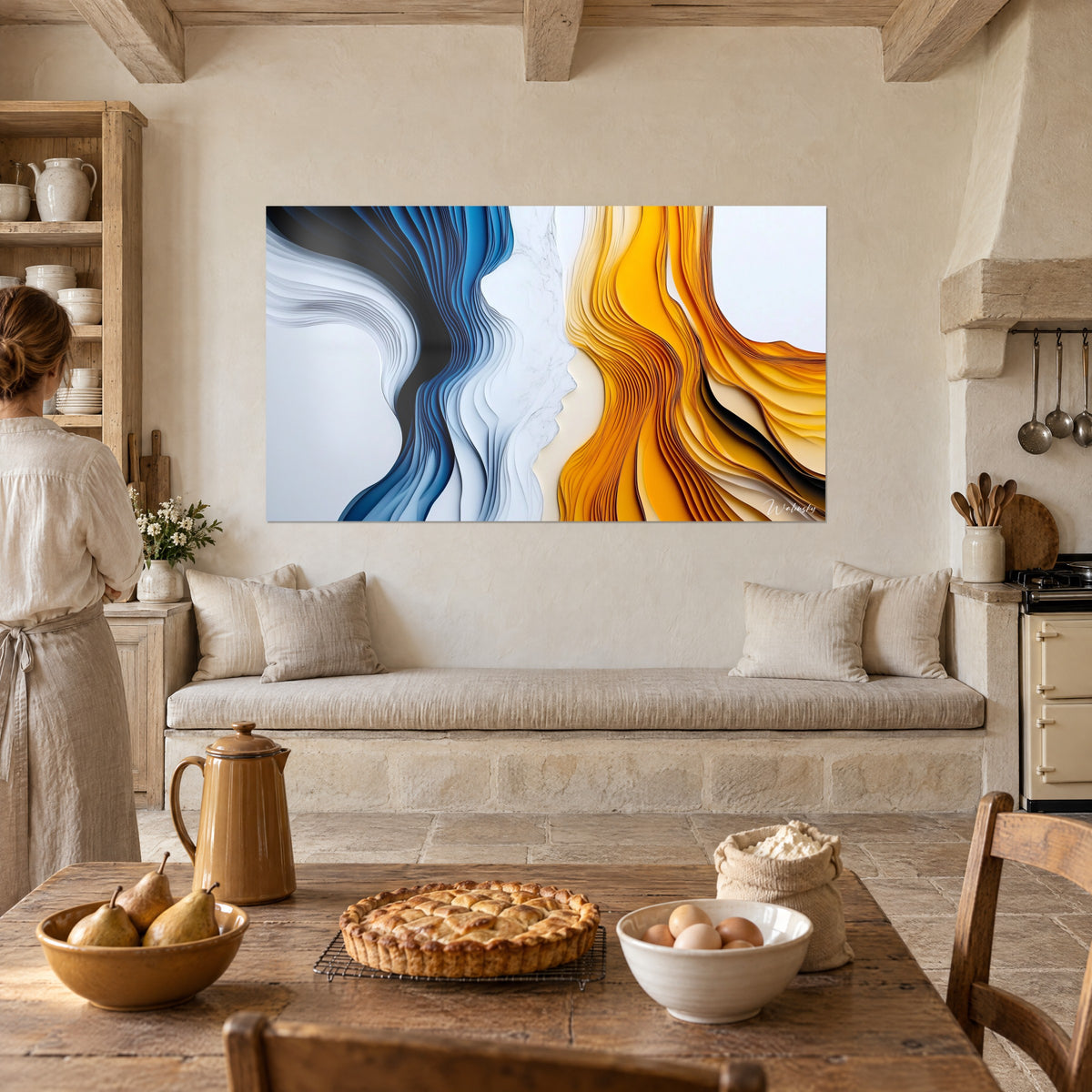 Abstract schilderij met vloeiende reliëfs, diep blauw tegenover honingoranje, witte marmeraderen, landelijke keuken, persoon met de rug naar de kijker
