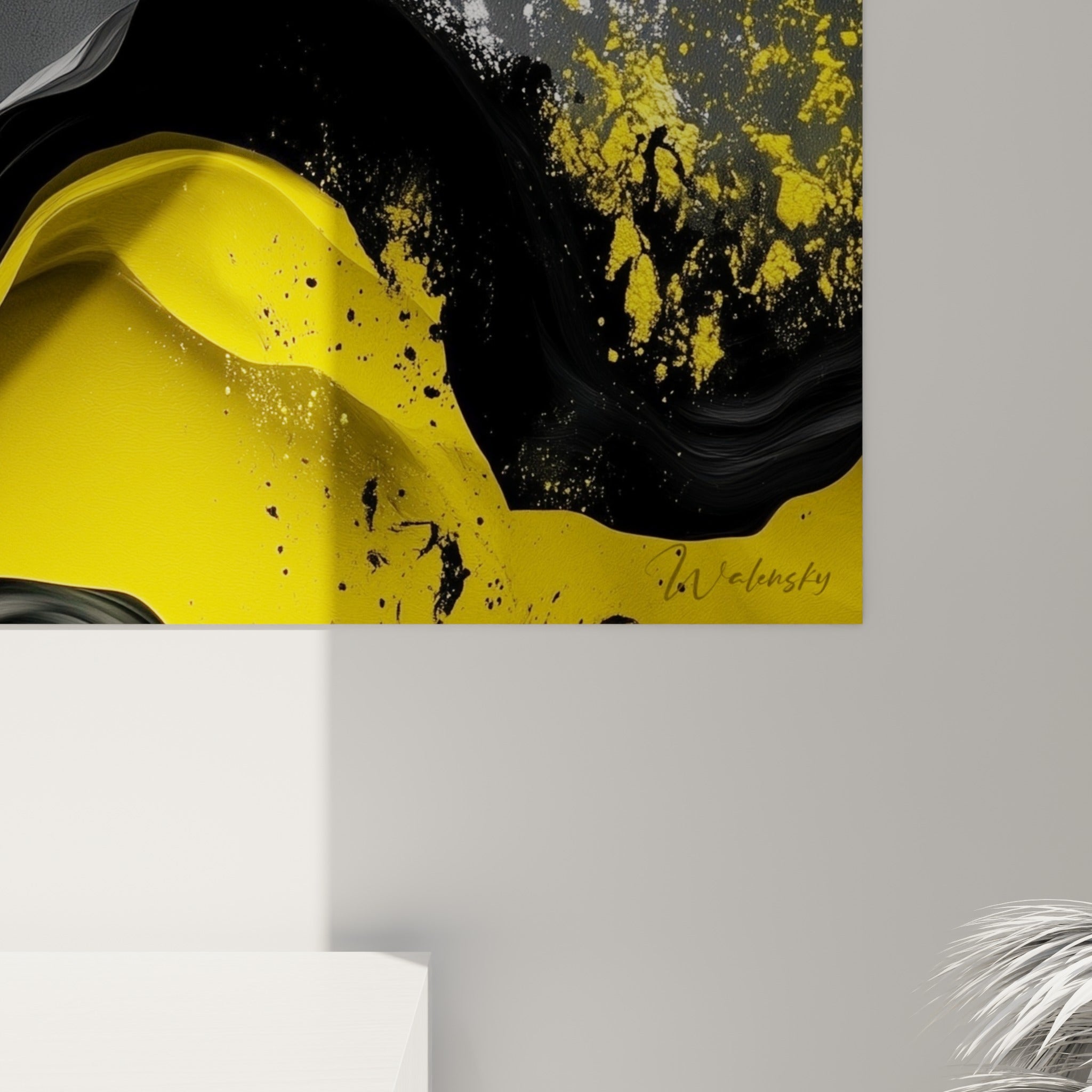 Détail rapproché du tableau moderne abstrait montrant le grain de la coulée blanche entre le jaune et le noir