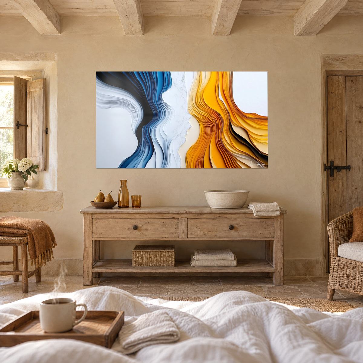 Schilderij met een kleurrijke samensmelting van gelaagde silhouetten in kobaltblauw en amberkleurig geel, op een gekalkte muur, boven een bed in een lichte slaapkamer