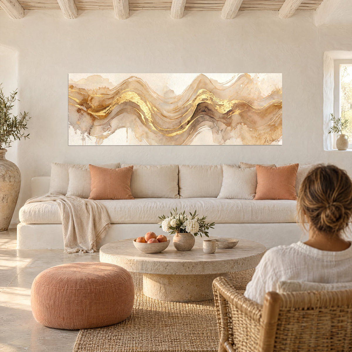 Tableau ondes dorées sinueuses sur fond beige sable, feuille d'or scintillante, au-dessus d'un canapé dans un salon lumineux