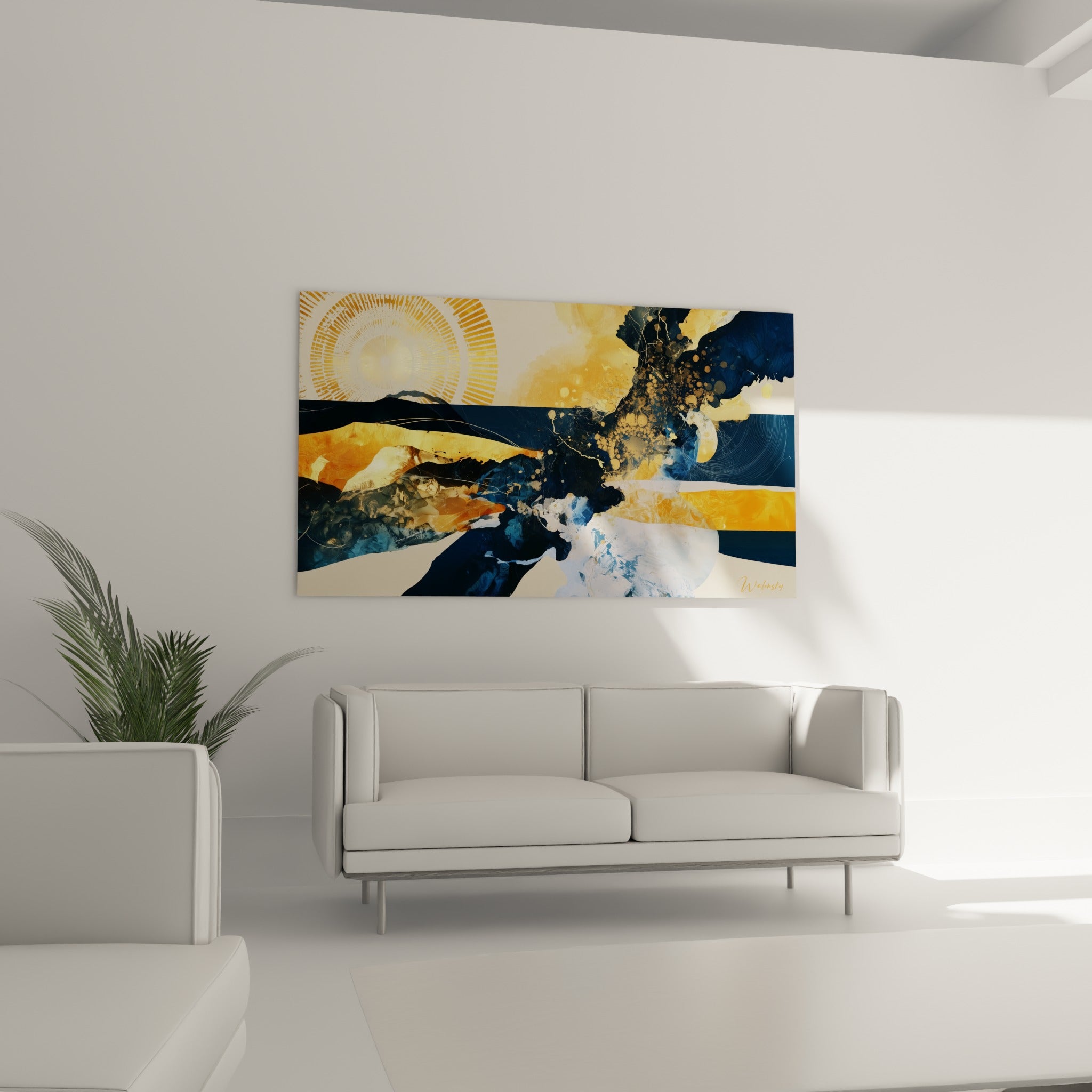 Vagues dorées et bleu marine en mouvement fluide, installées au-dessus d'un canapé dans un salon lumineux