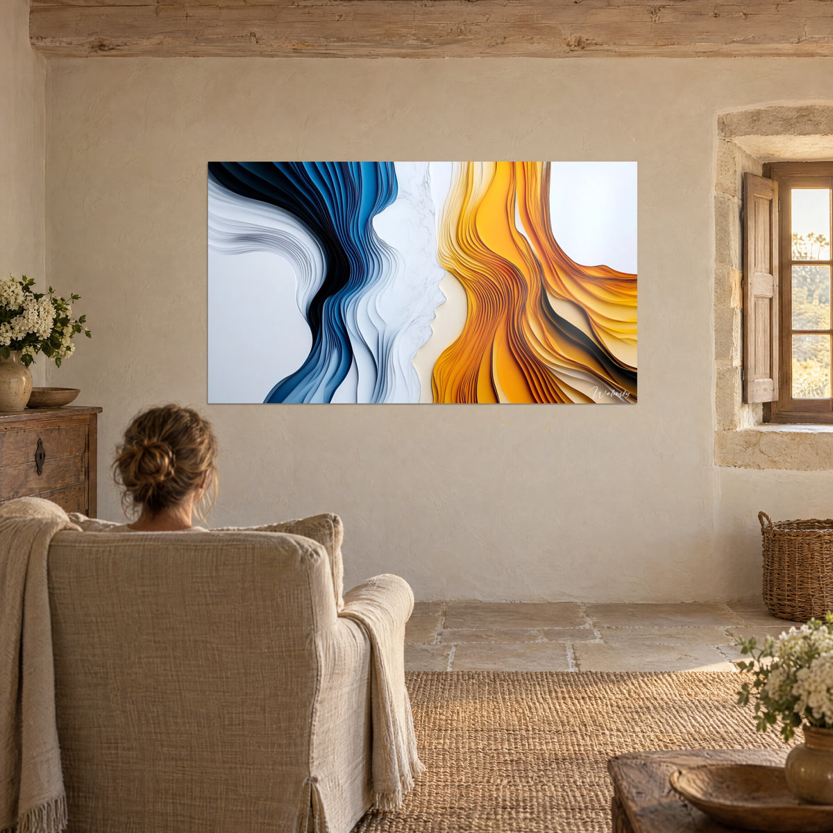 Schilderij met gebeeldhouwde papieren golven die azuurblauw en amberoranje contrasteren, persoon met de rug naar de kijker zittend in een linnen fauteuil